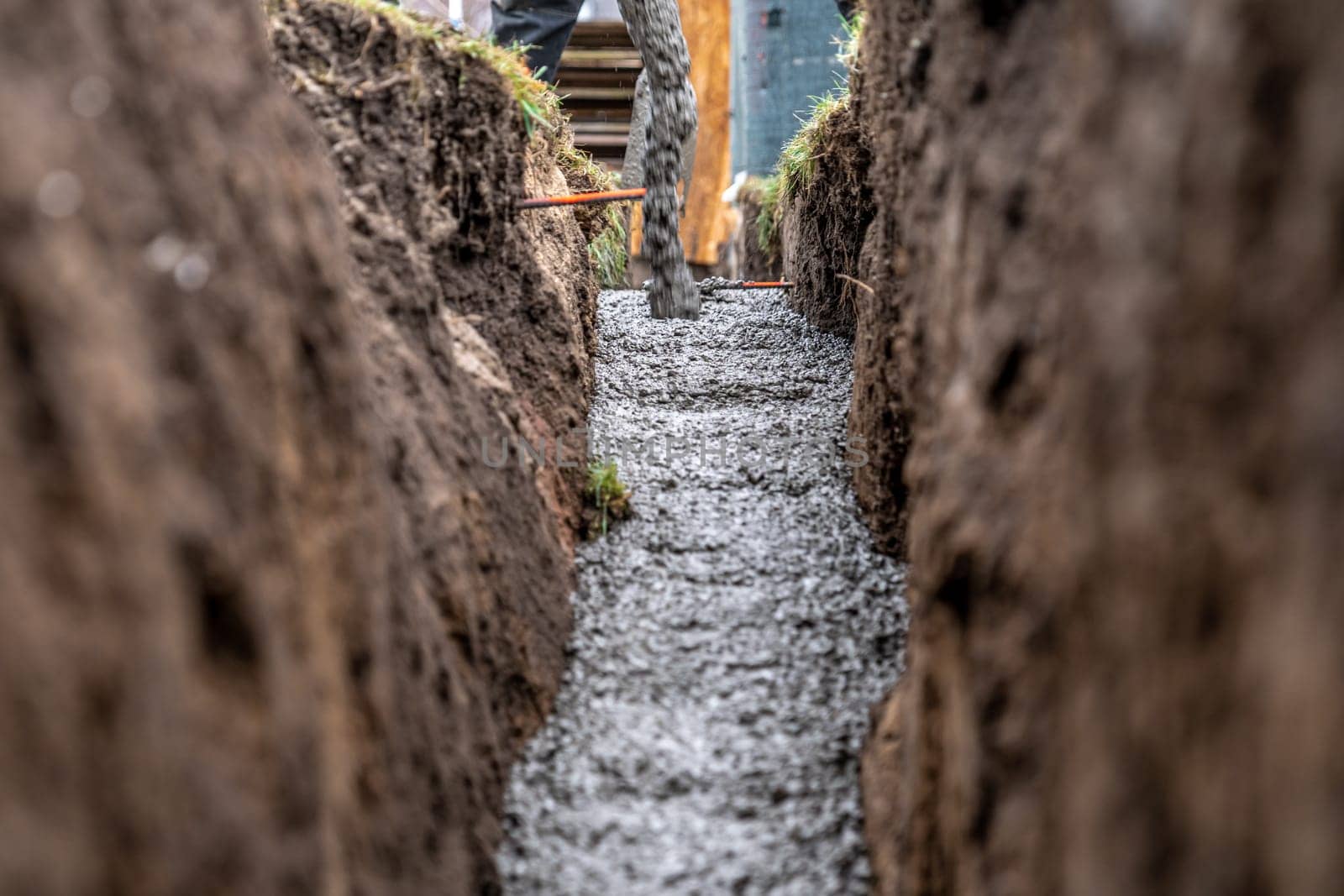 concreting from the pipe of the cement mixing car.