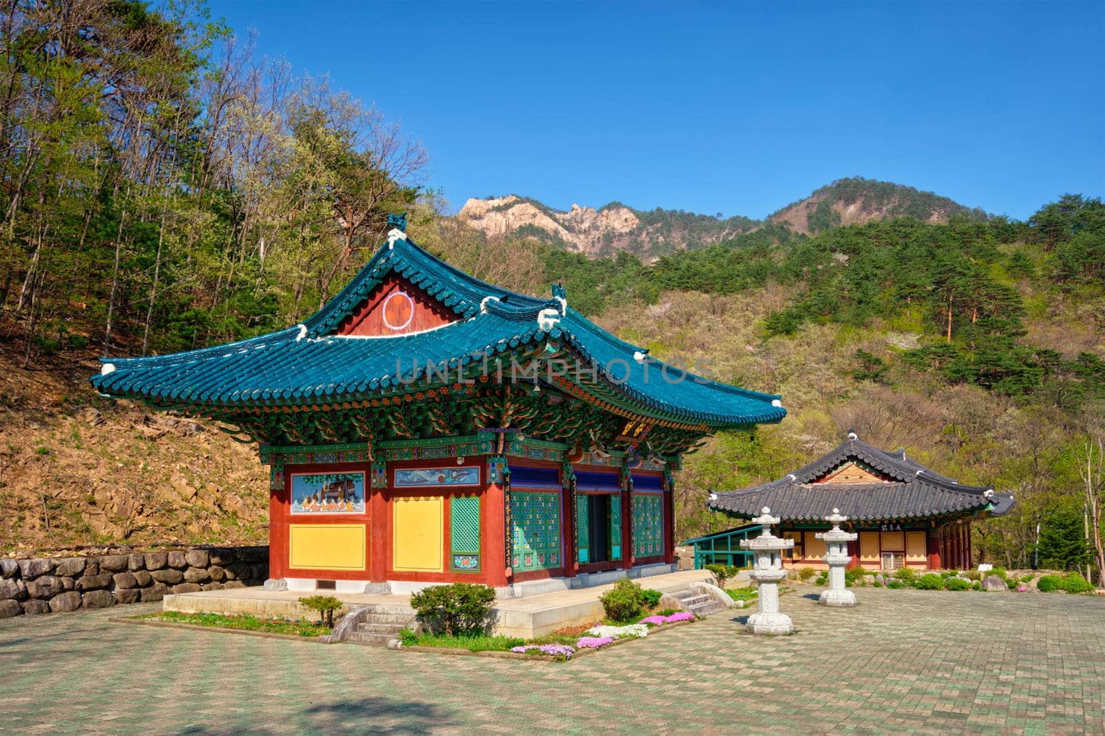 Sinheungsa Buddhist temple in Seoraksan National Park, Soraksan, South Korea