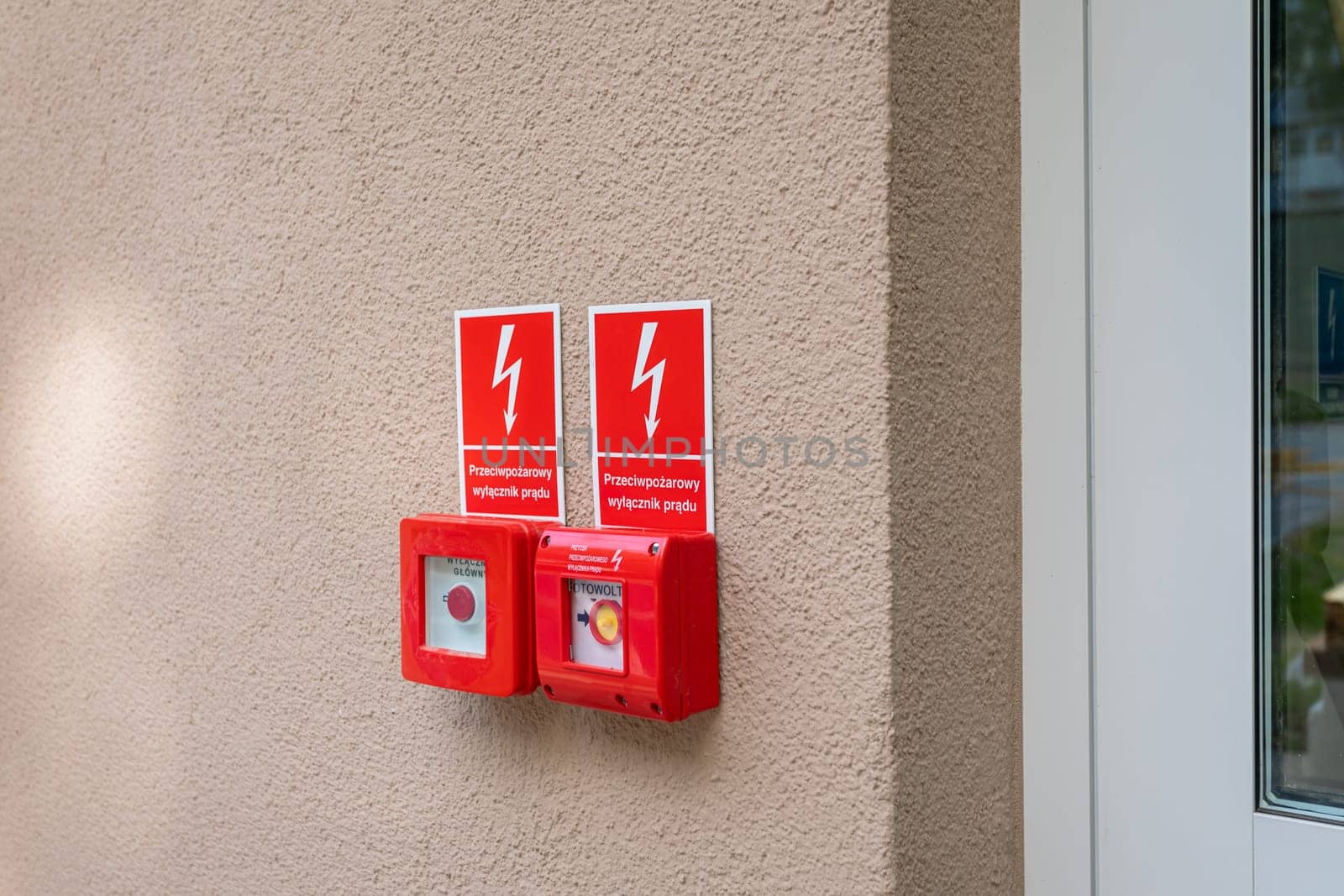 On the wall of the facade of the building right next to the entrance was placed the main switch for electricity and photovoltaics. Safety installation in exceptional situations.