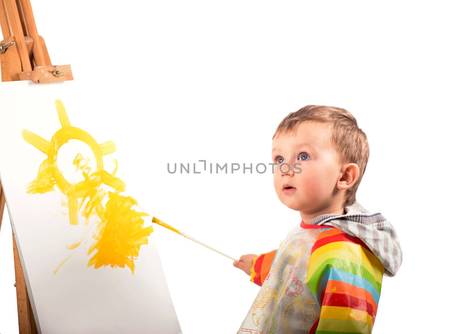 The small artist draws on a white background