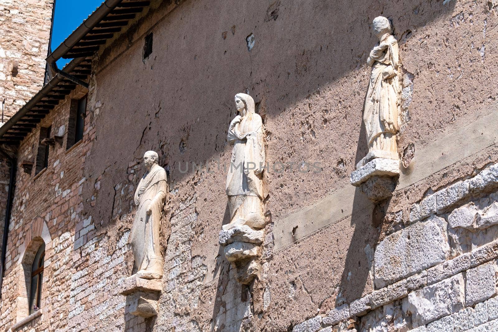 detail of statues in Spello by carfedeph