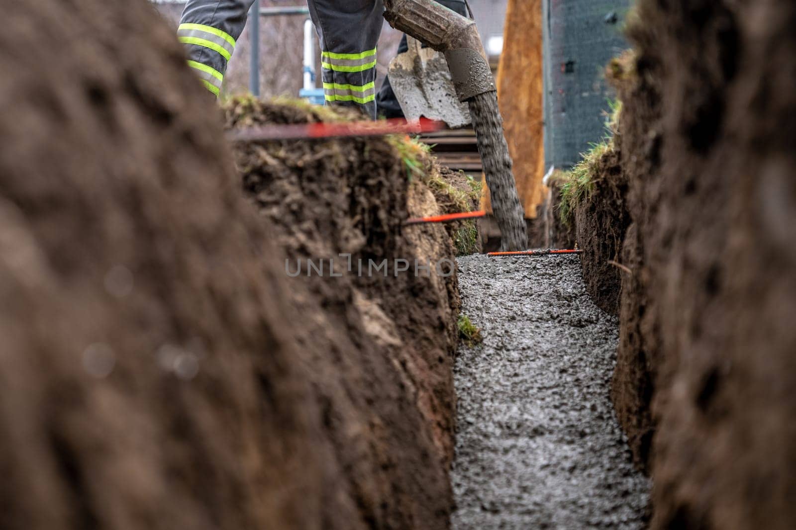 concreting from the pipe of the cement mixing car.