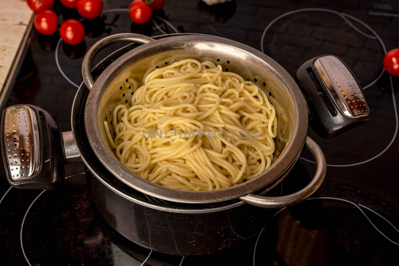 we cook ourselves. cooked ready-made spaghetti on the stove. boiled ready-made spaghetti toss in a colander. pot with spaghetti . cooking spaghetti. homemade Italian-style dinner. Pasta cooking