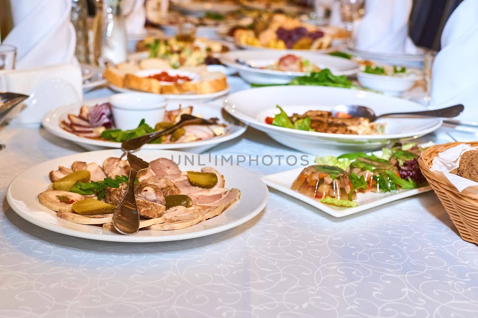 an elaborate and formal meal for many people,perform duties or services for another person or an organization