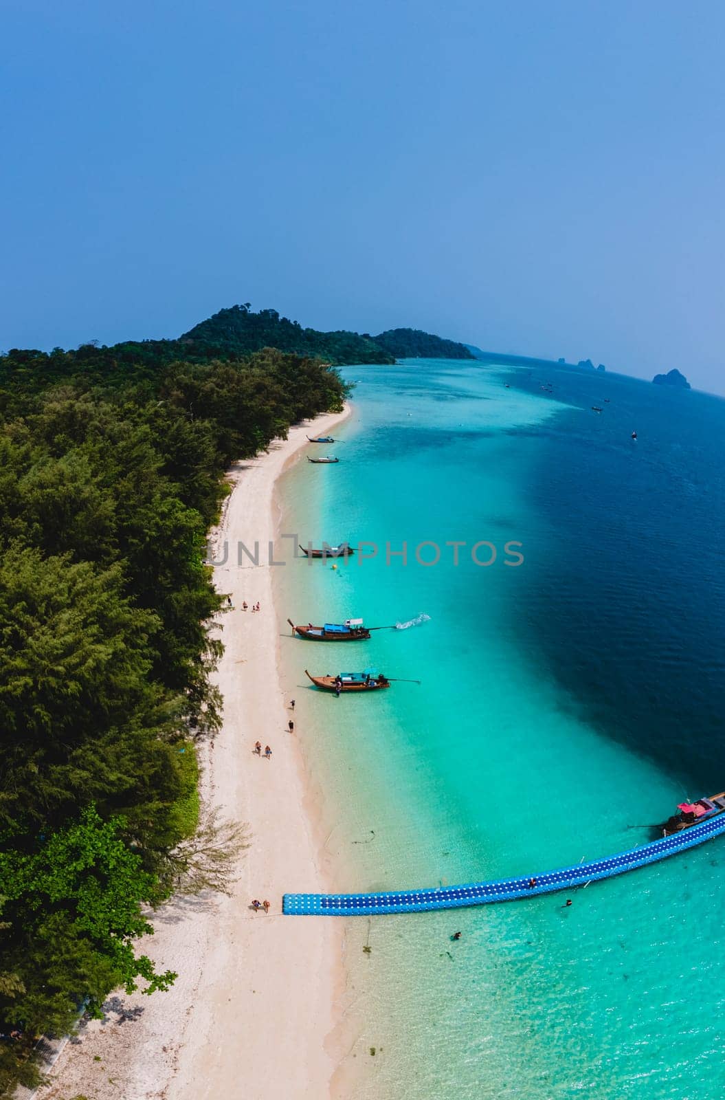 Koh Kradan Island with a white tropical beach and turqouse colored ocean in Thailand