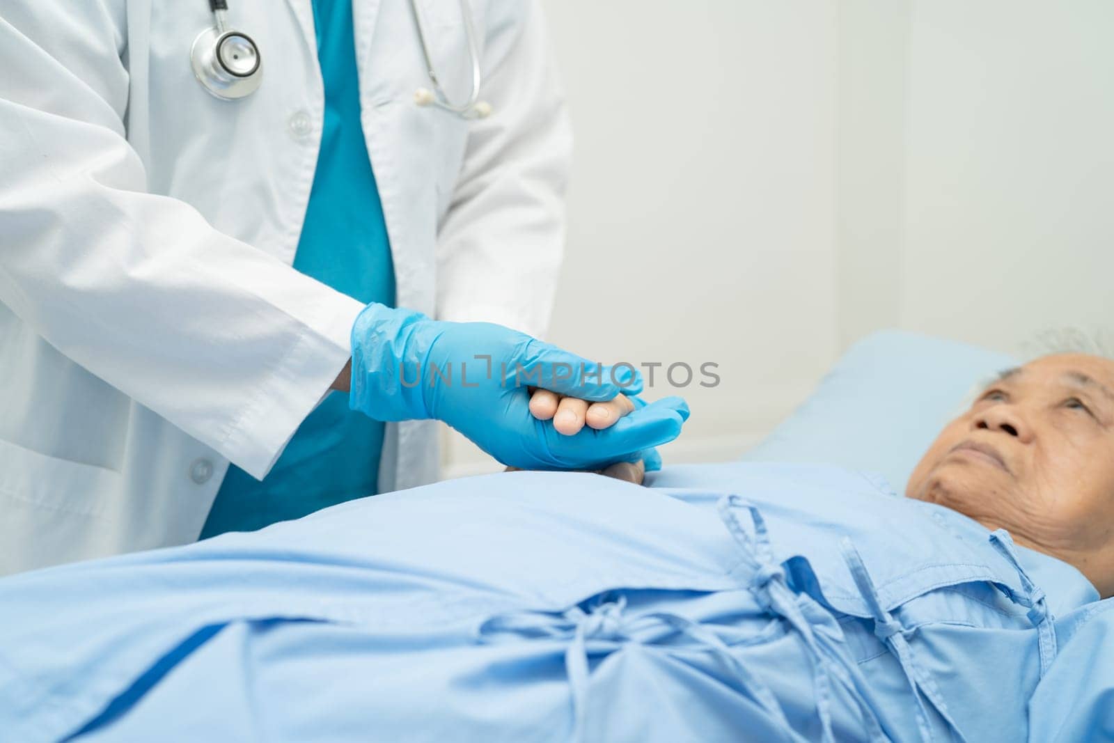 Doctor using stethoscope to checking the patient lie down on a bed in the hospital, healthy strong medical concept.