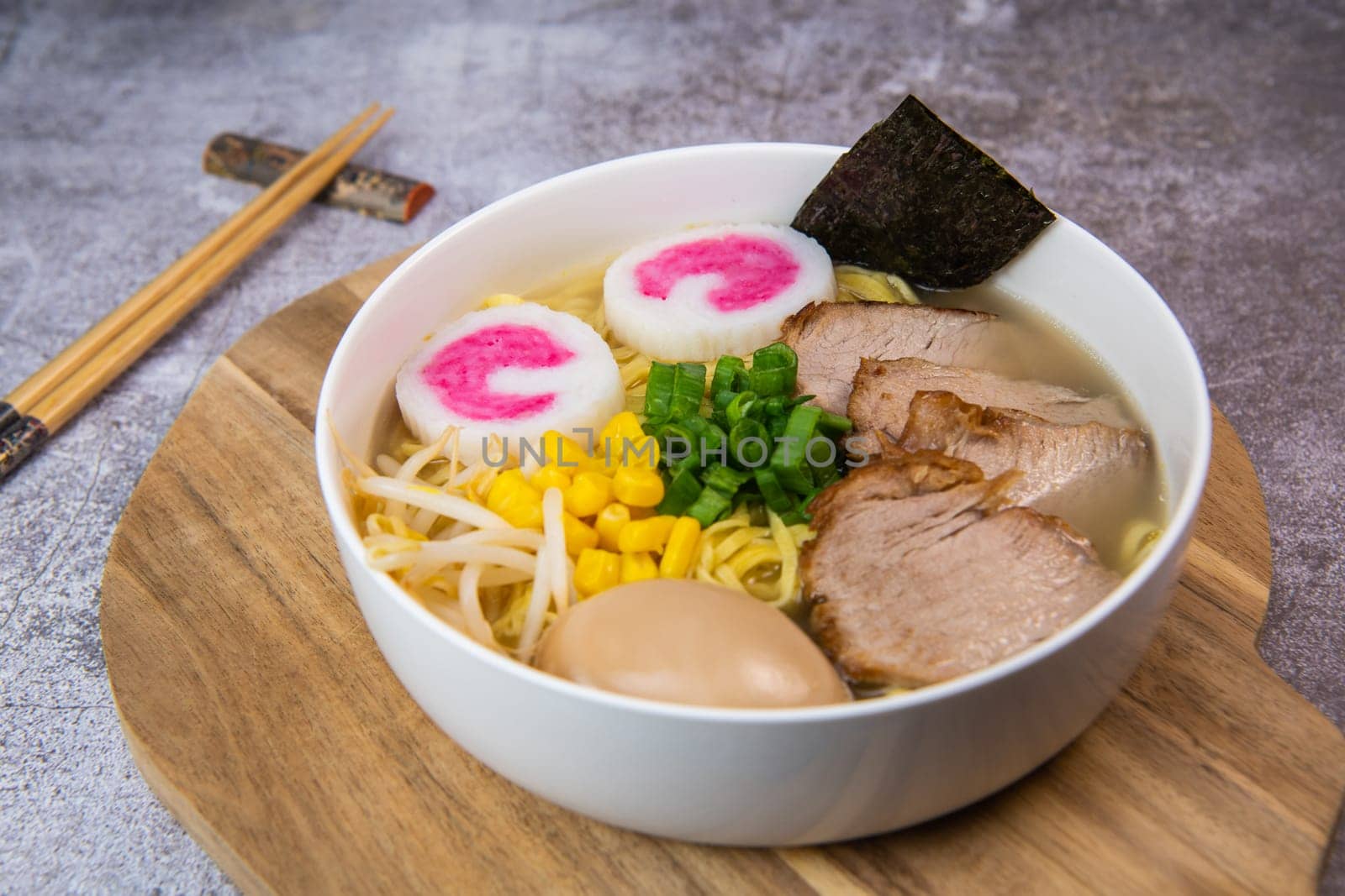 Fresh ramen noodles with garnish, pork tenderloin, eggs marinated in Mirin and soy sauce, bean sprouts, corn, nori leaf, spring onion, and homemade Narutomaki with codfish back, Hight quality