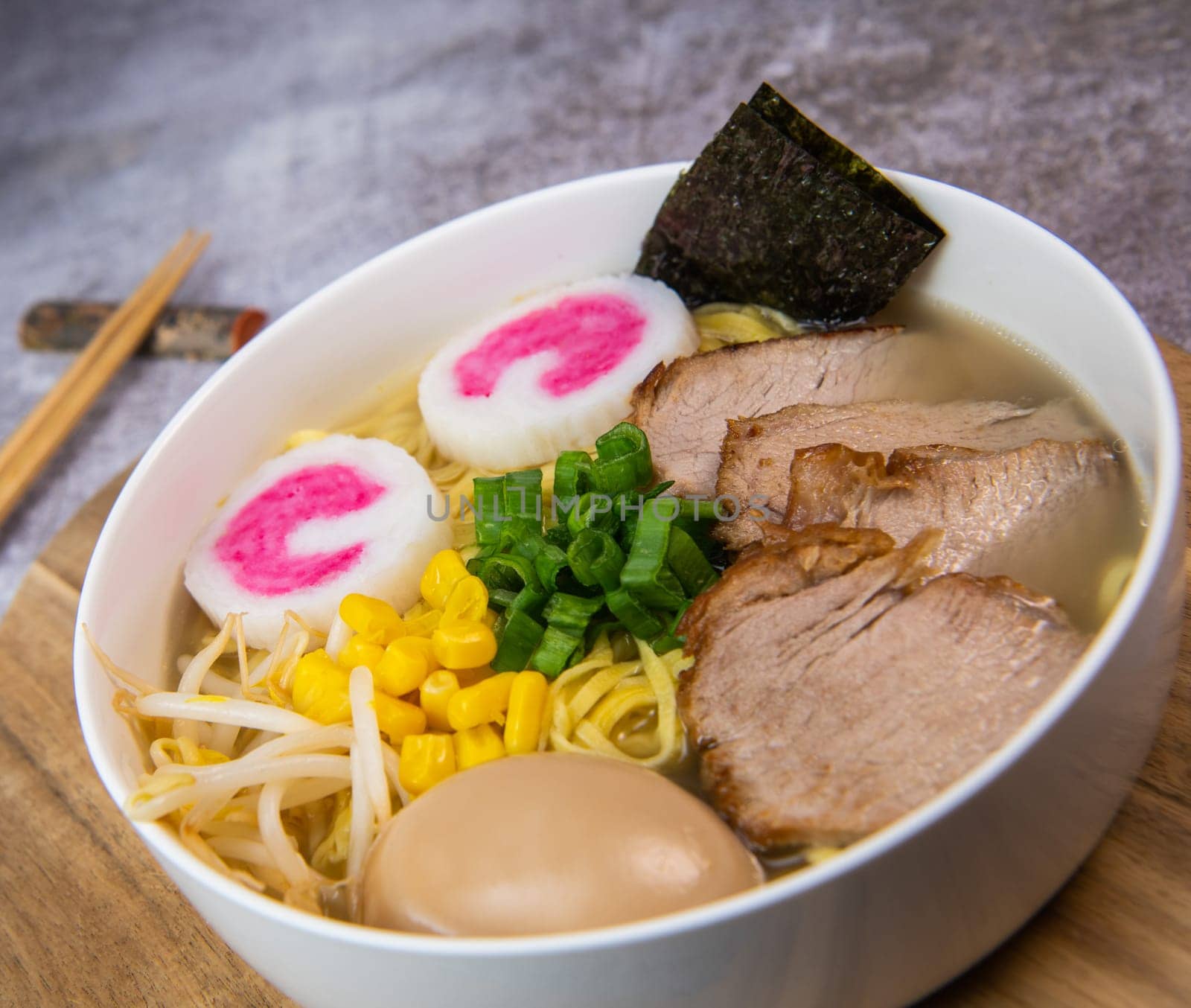 Fresh ramen noodles with garnish, pork tenderloin, eggs marinated in Mirin and soy sauce, bean sprouts, corn, nori leaf, spring onion, and homemade Narutomaki with codfish back, Hight quality
