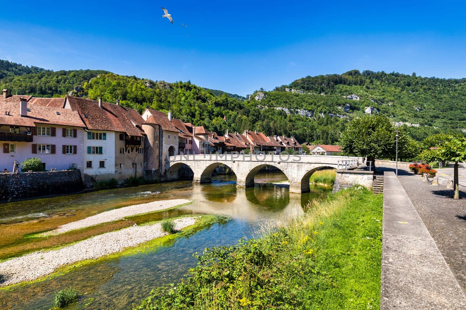 Picturesque Swiss village of Saint-Ursanne on the Doubs River, Switzerland. Village Saint-Ursanne in the district of Porrentruy in the canton of Jura, Switzerland. Saint Ursanne, Jura, Suisse