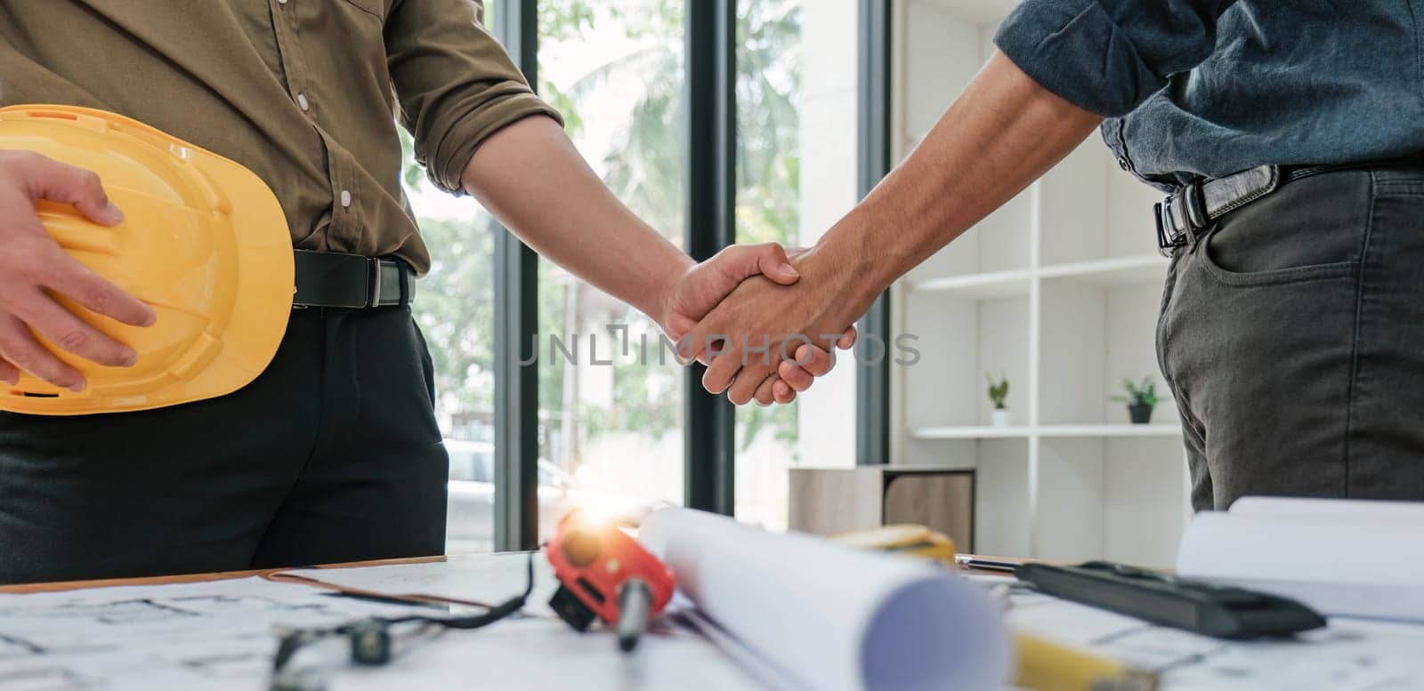 Hand in hand between project contractors and customers due to negotiation of expenses and investments, construction and repair of residential buildings