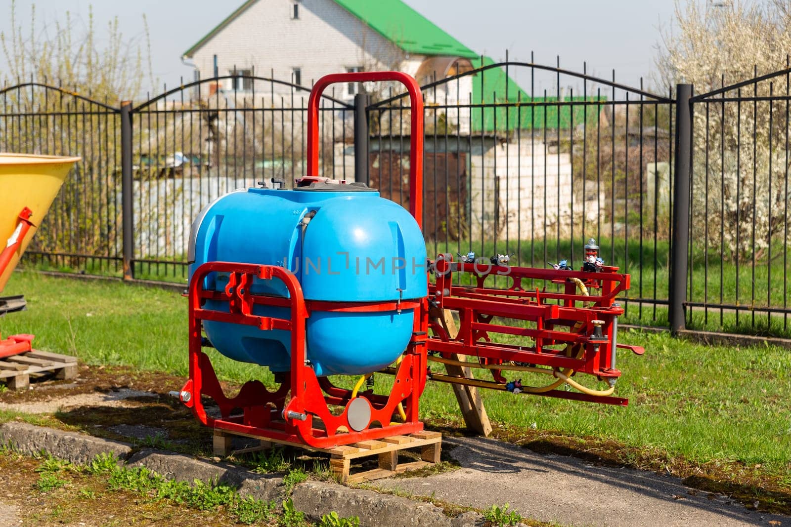 Mounted sprayer for mount on tractor. Equipment for pest control and diseases of field crops by spraying chemical compounds.