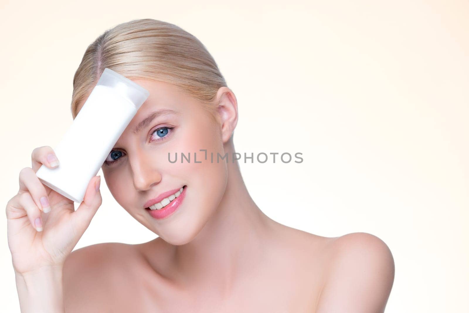 Closeup personable perfect skin woman holding mockup moisturizer product. by biancoblue