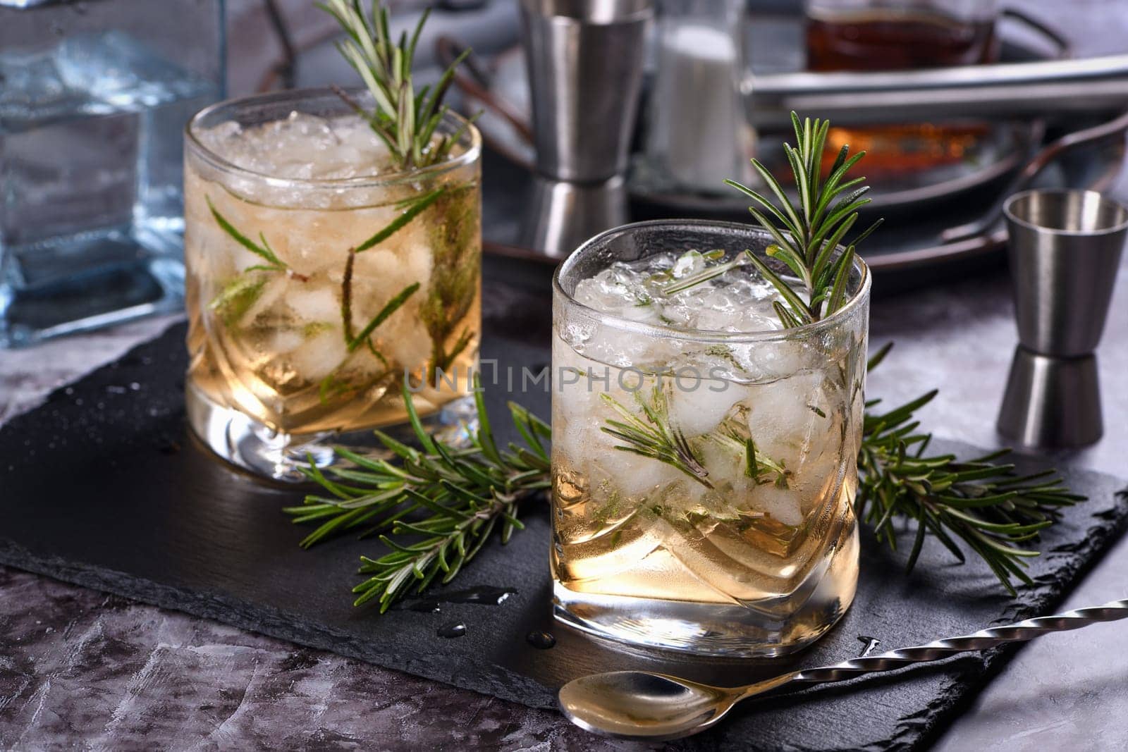 The Rosemary Vodka cocktail consists of maple syrup with a small amount of salt, rosemary, crushed ice and vodka. Vodka can be replaced with other alcohol - tequila, white rum, gin.  м