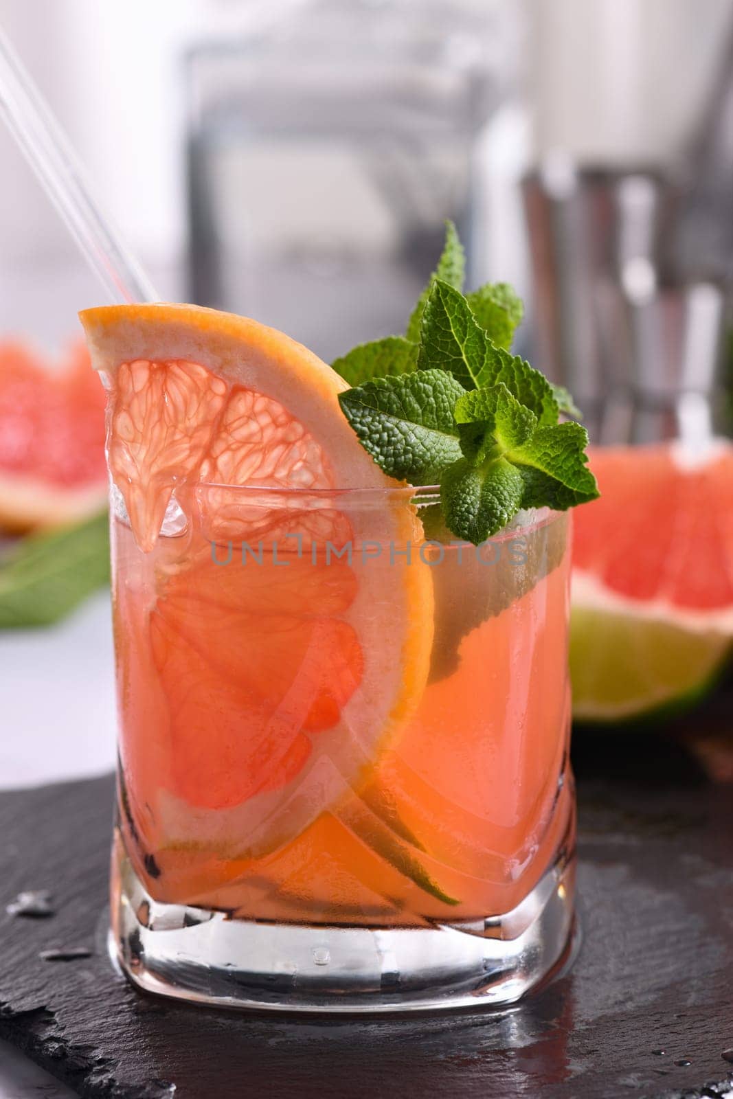 Taste the refreshing Paloma Organic Grapefruit Tequila Cocktail and experience the real taste, in which citrus notes are replaced by waves of subtle sweetness of agave. The recipe for how to make such a cocktail