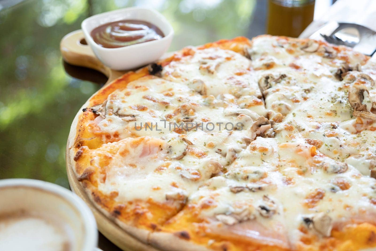 citalian chicken pizza with mozarella cheese on glass table in street cafe, coffee and drinks around
