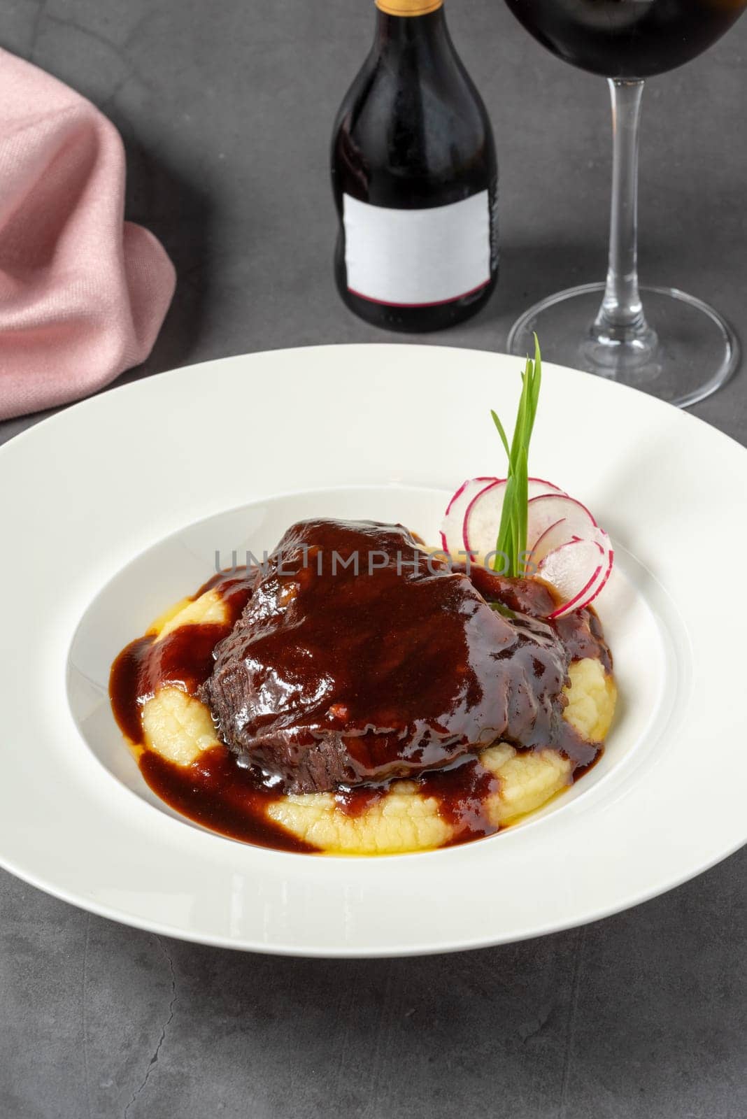 Veal cheek served in a fine dining restaurant by Sonat