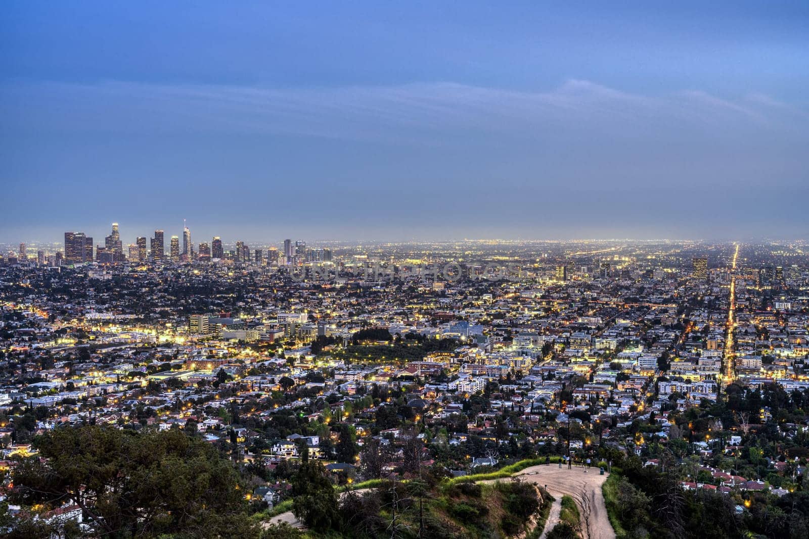 Los Angeles at dusk by elxeneize