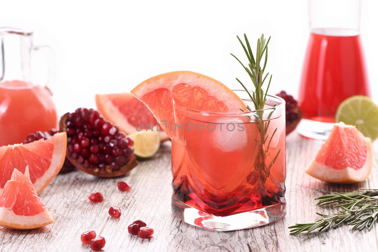 Pomegranate gin and tonic by Apolonia