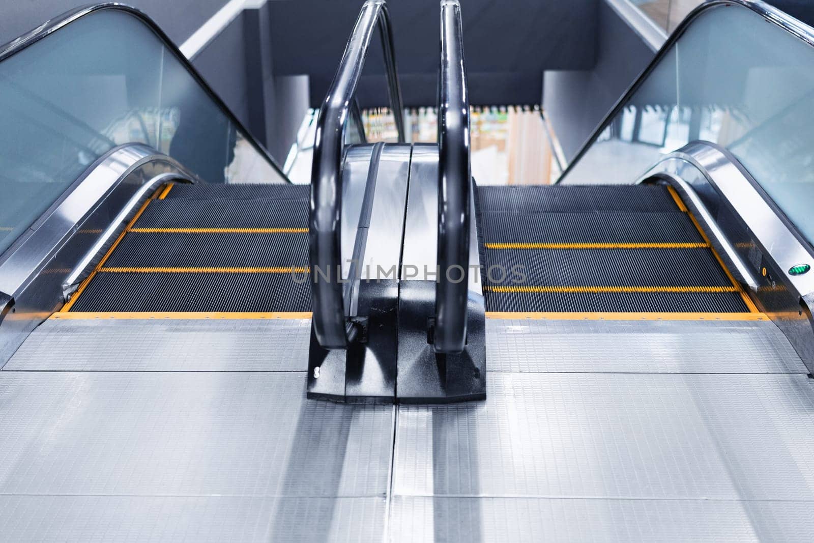 Double escalator with opposite direction in the interior of a public building.