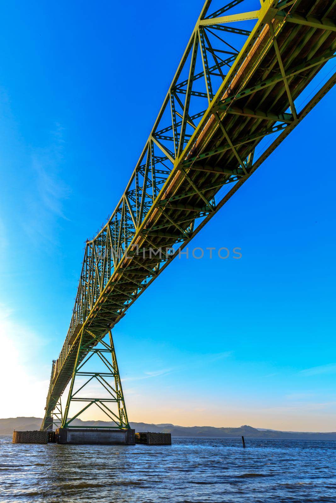 This bridge connects the states of Washington and Oregon at the mouth of the Columbia River.