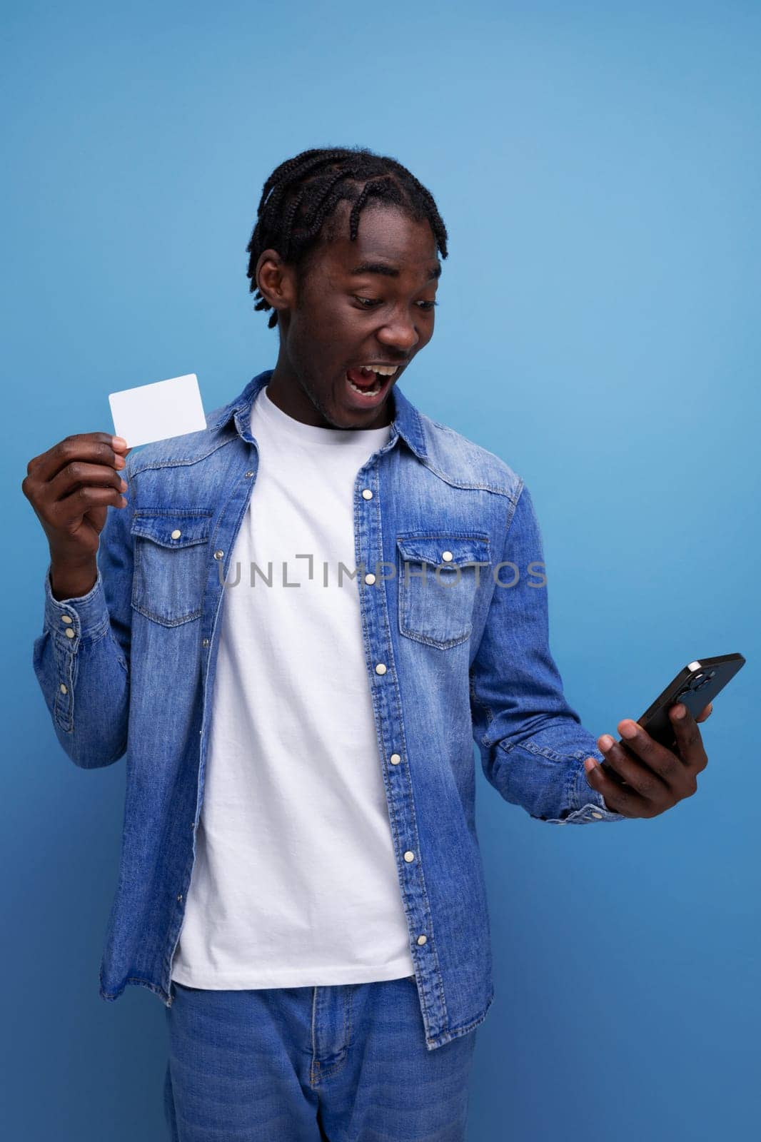 charismatic american man with black dreadlocks uses app to pay online.