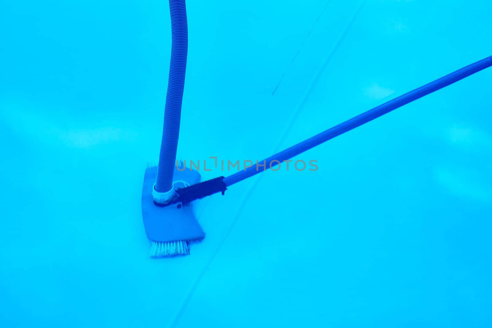 an implement consisting of a sponge or a bundle of thick loose strings attached to a handle, used for wiping floors or other surfaces