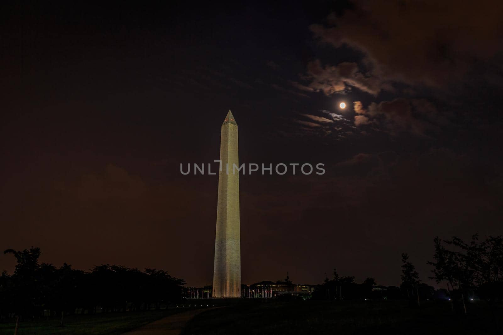 Washington Monument viewed in the late night.