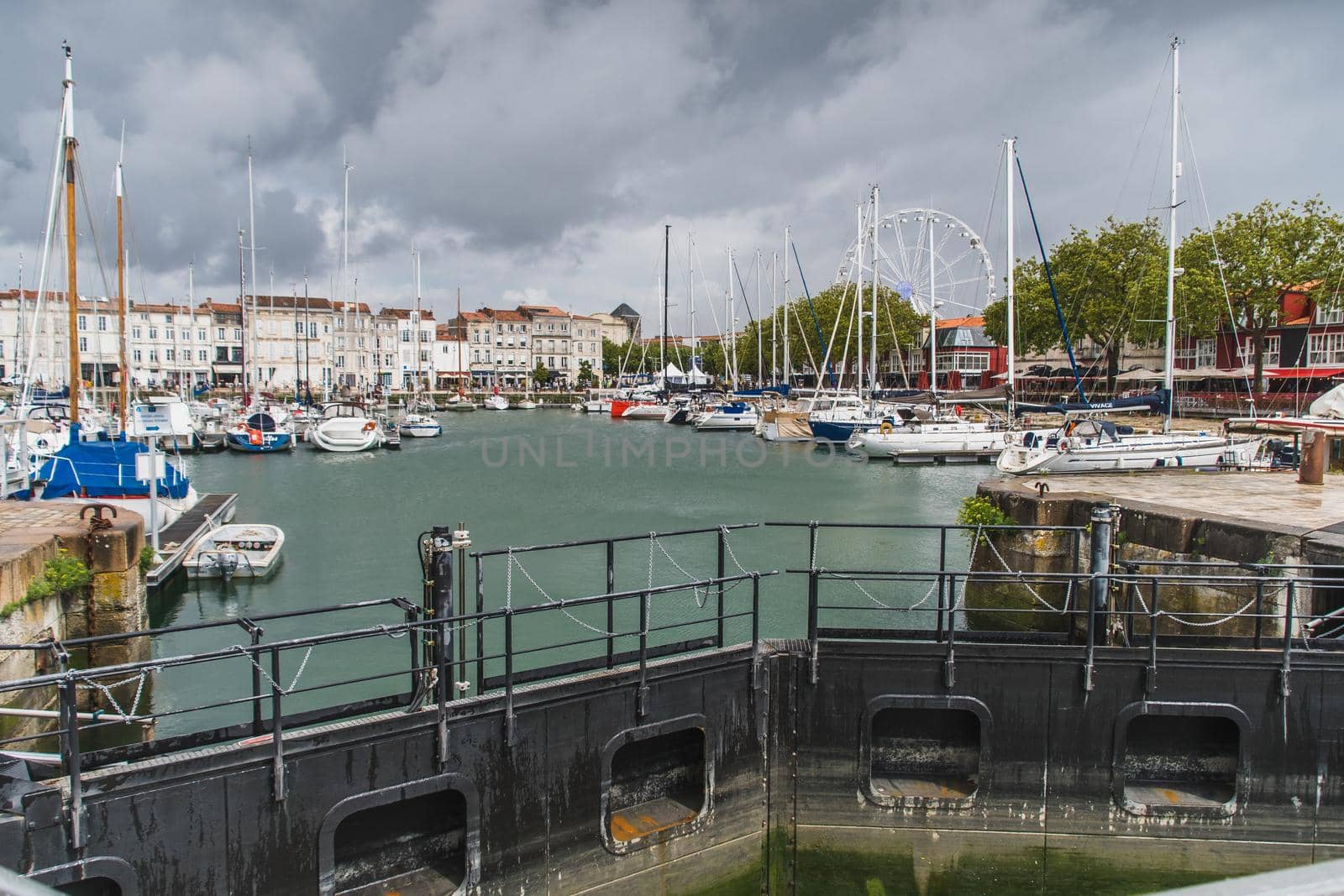 Old port of La Rochelle by raphtong