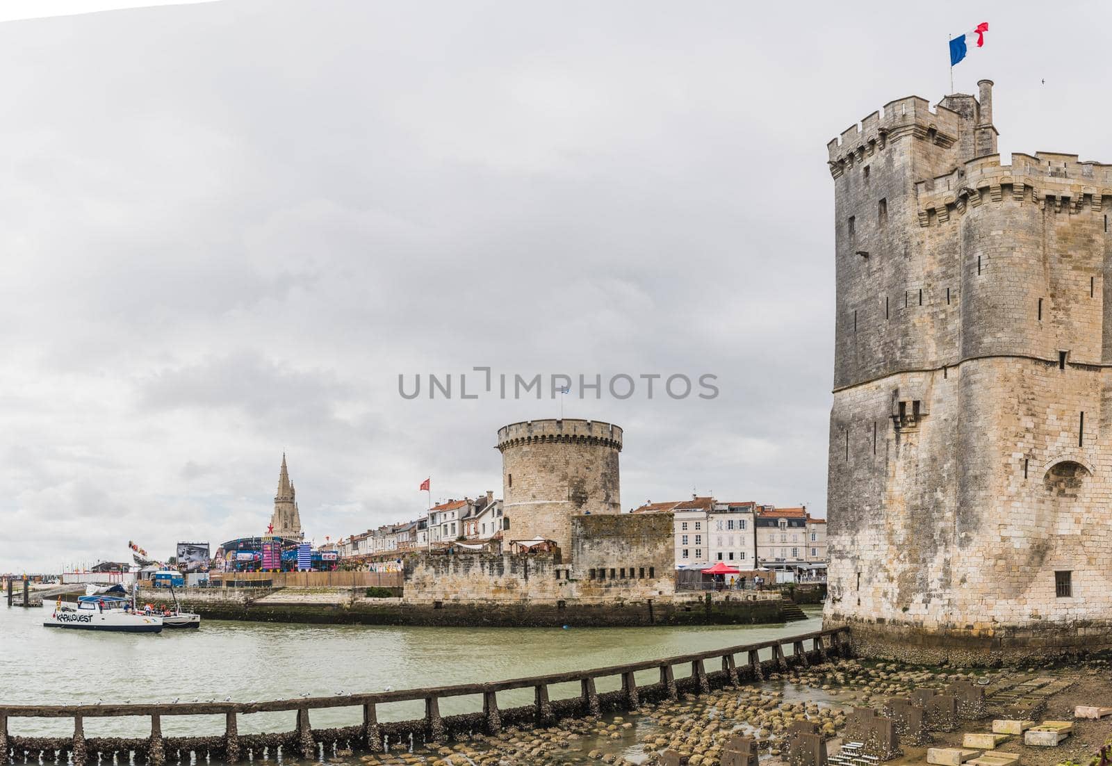 The Chain Tower in La Rochelle by raphtong