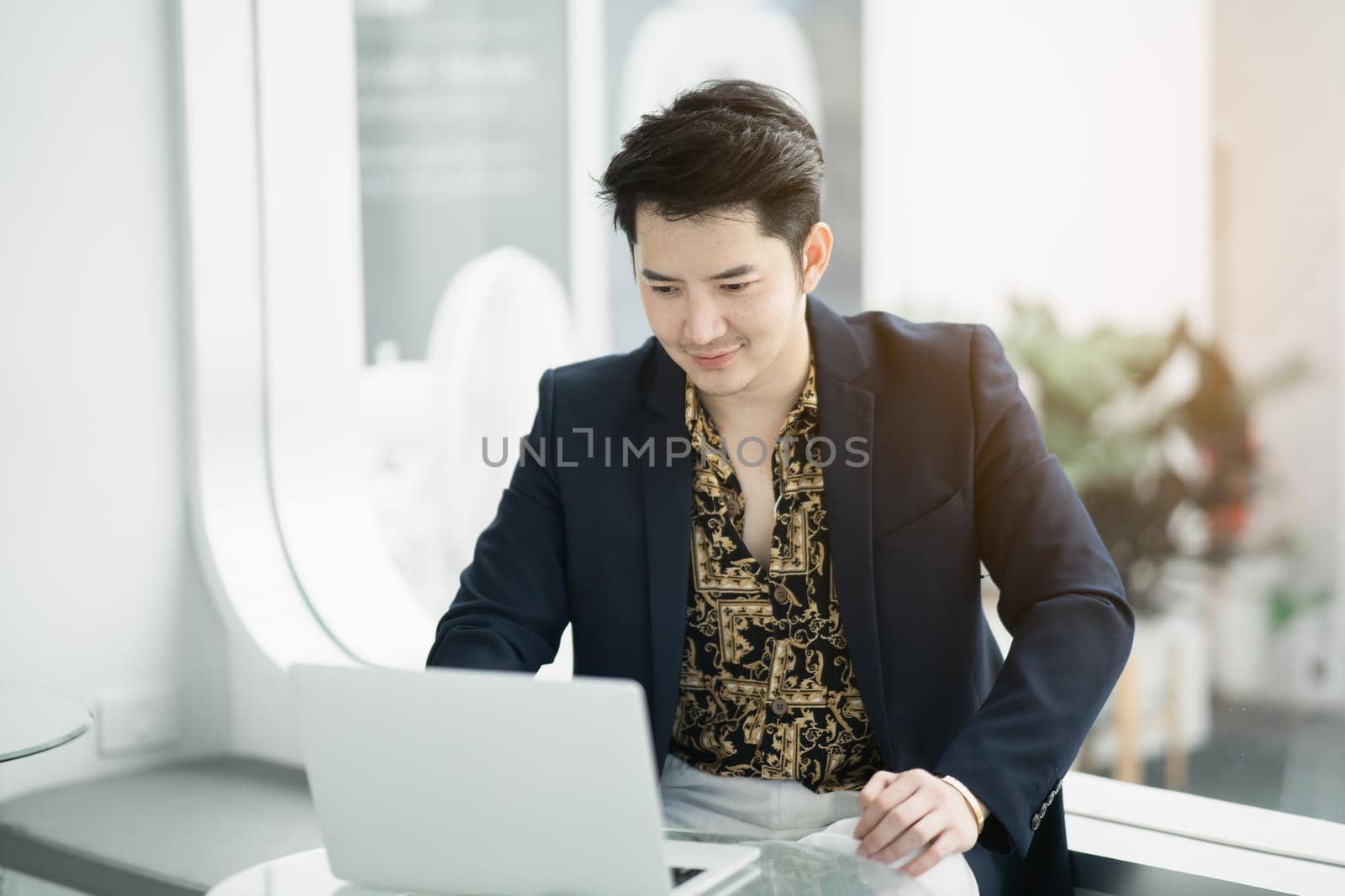 businessman working with laptop on the table in the cafe, business concept