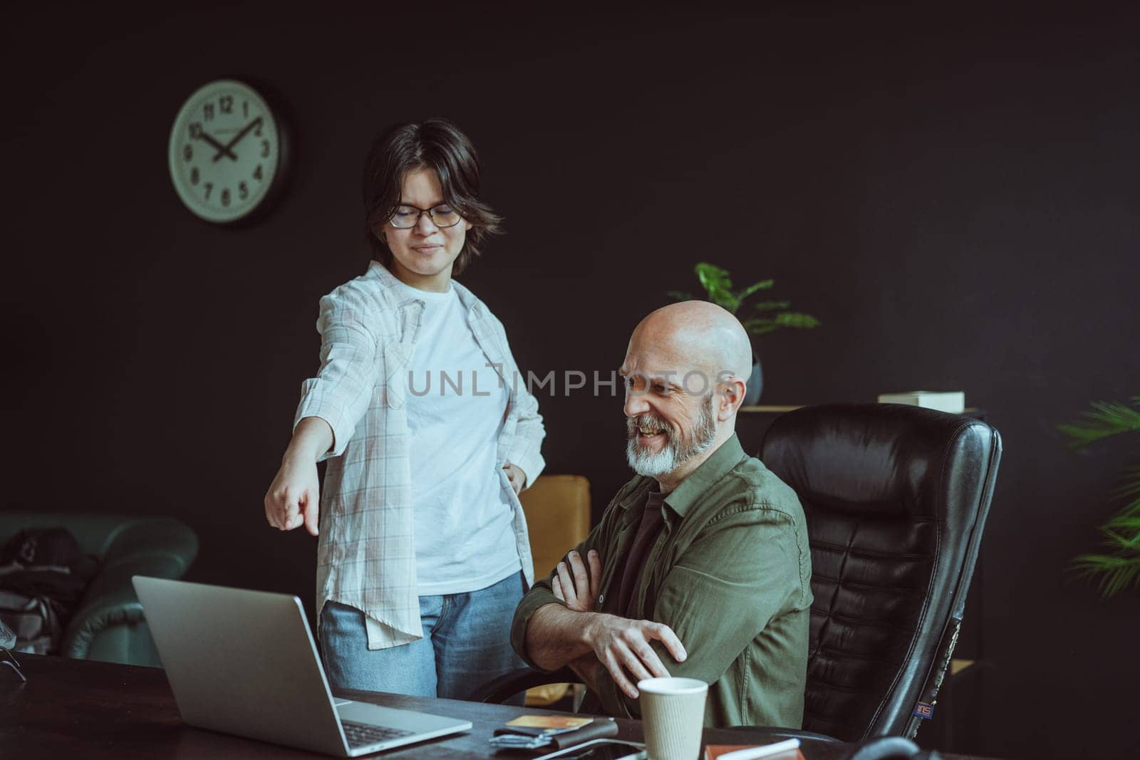 Father refusing buy online goods for daughter, specifically in context of controlling her choice of wear. Father-daughter relationship, highlighting clash of opinions and decision-making processes. . High quality photo
