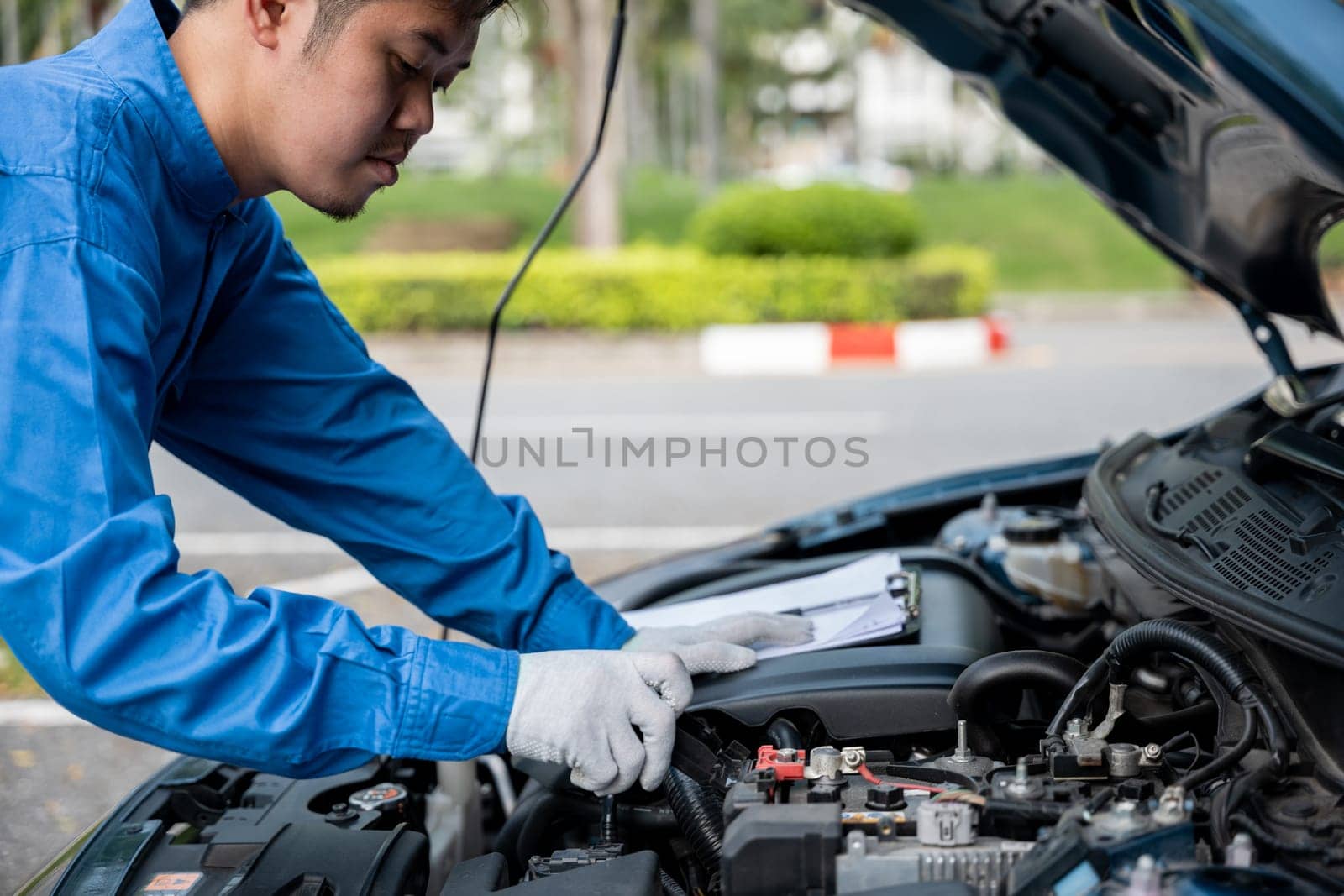 Mechanic repairing car by Sorapop