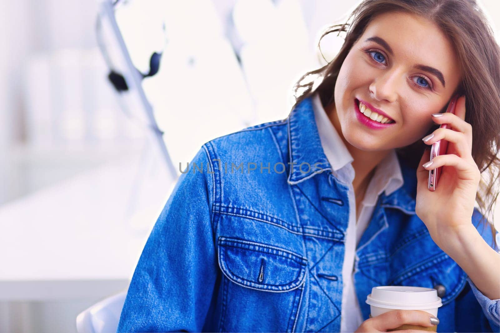 Young businesswoman talking on the phone in coffee shop.