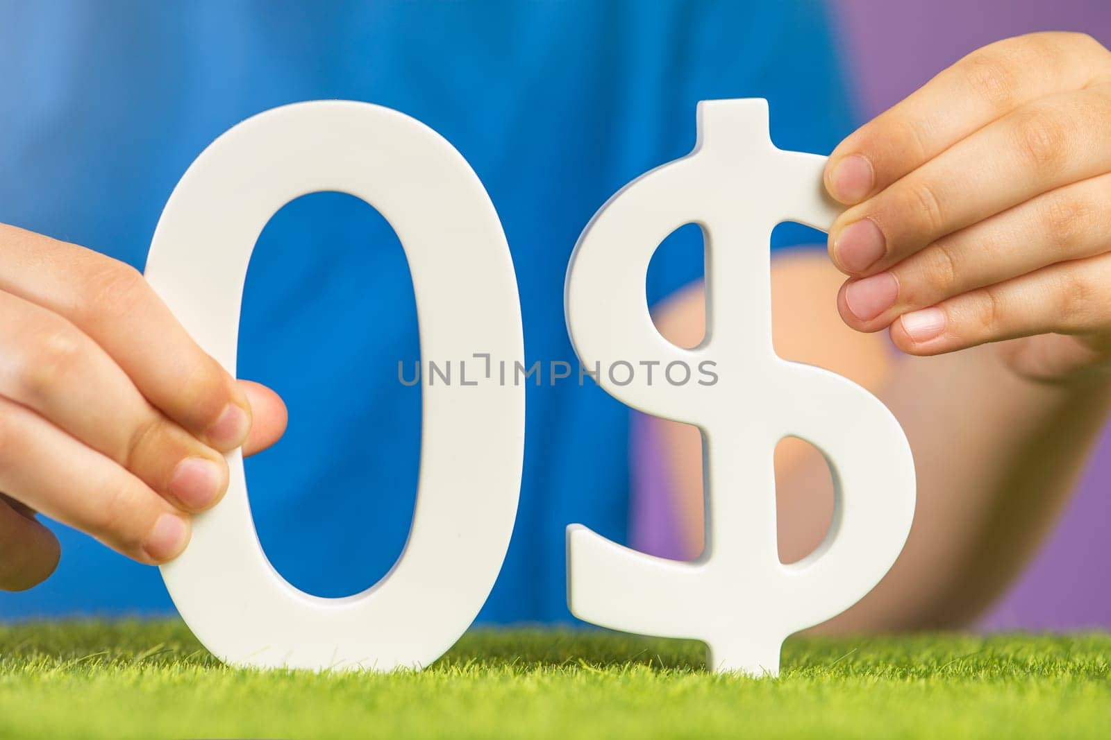 Zero interest rates in USA. Zero cost or 0 dollars in hand on a blue background. The concept of a company going bankrupt or devaluing something. High quality photo