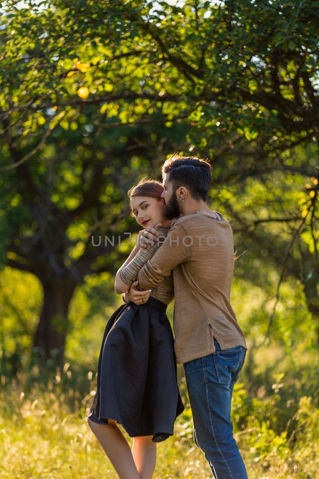 man hugging his girlfriend by zokov