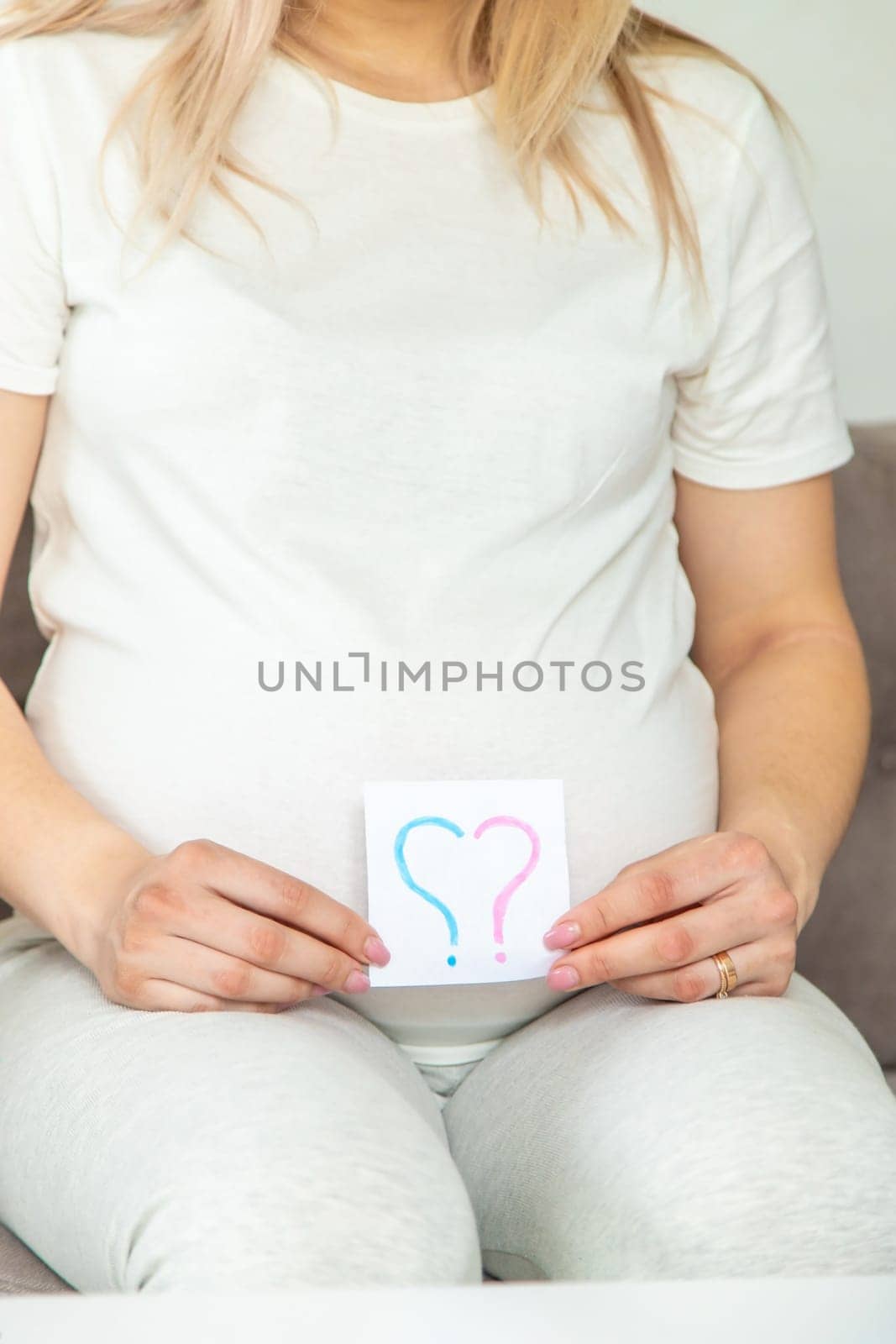 Pregnant woman who will be the question mark. Selective focus. Cute.