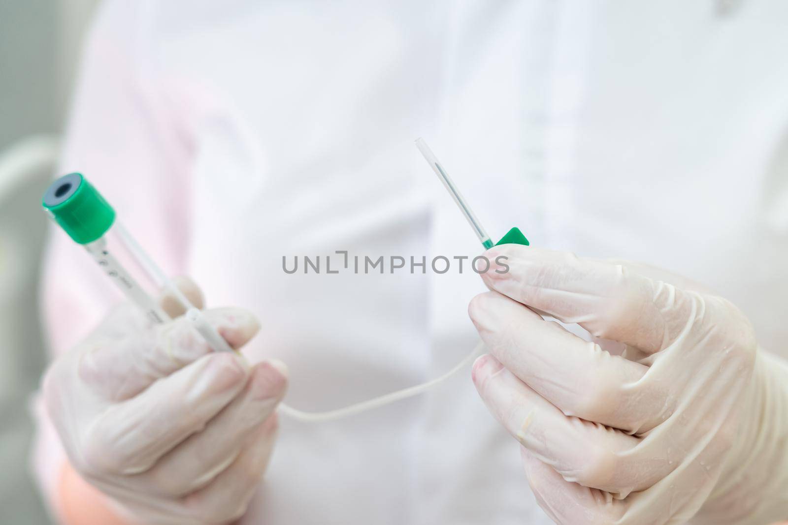 Doctor holding empty plasmolifting device with needle