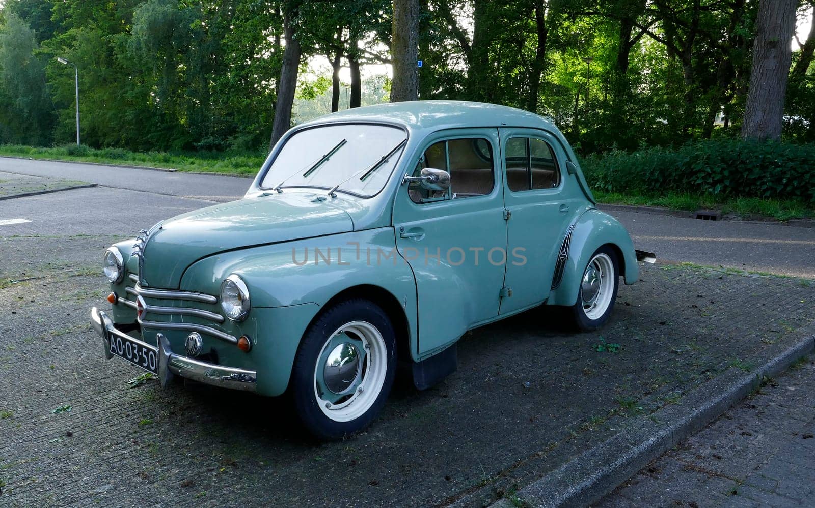 Classic light blue Renault by WielandTeixeira