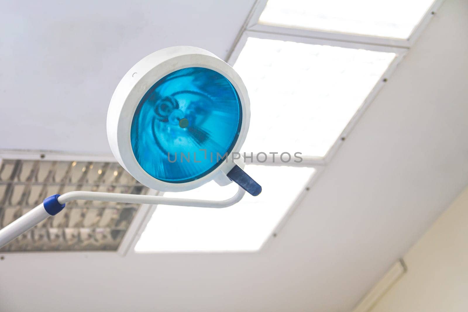 Lamp inside operating room in a hospital by wavemovies