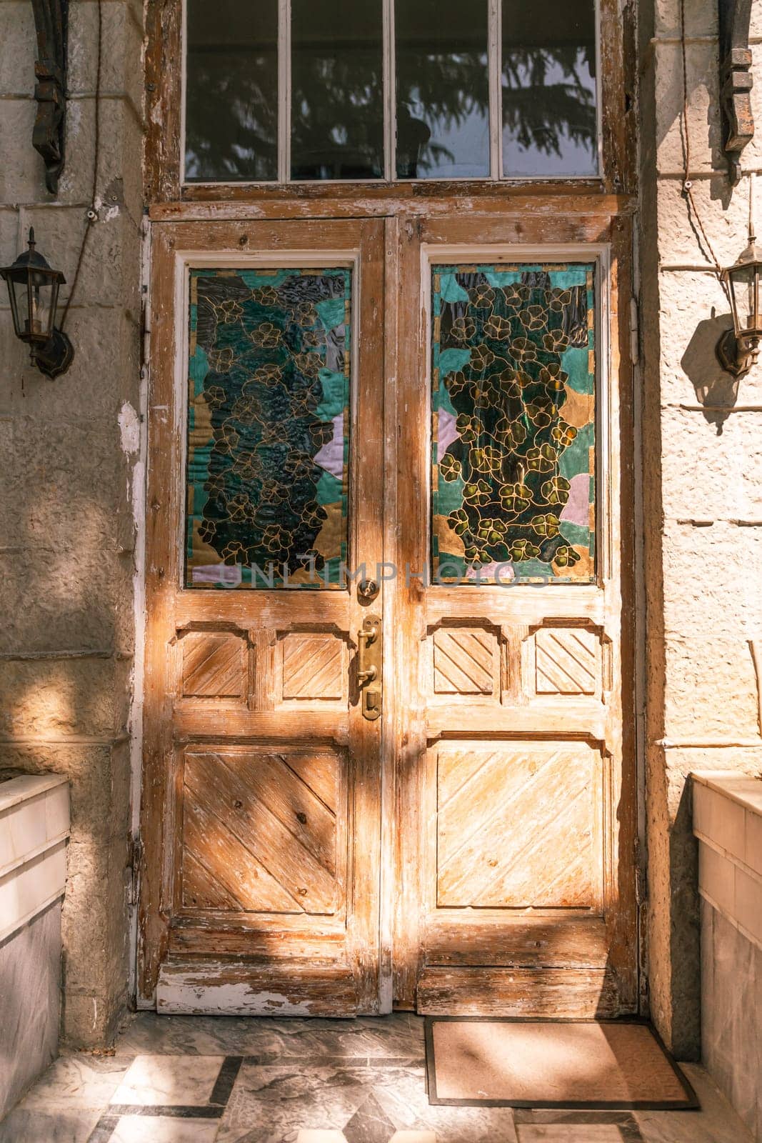 Antique wooden door Designed with beautiful architecture. by Matiunina