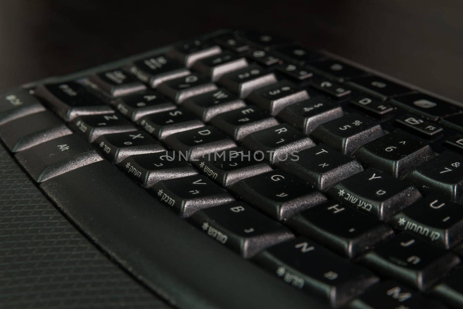 Keyboard with letters in Hebrew and English - Wireless keyboard - Close up 
