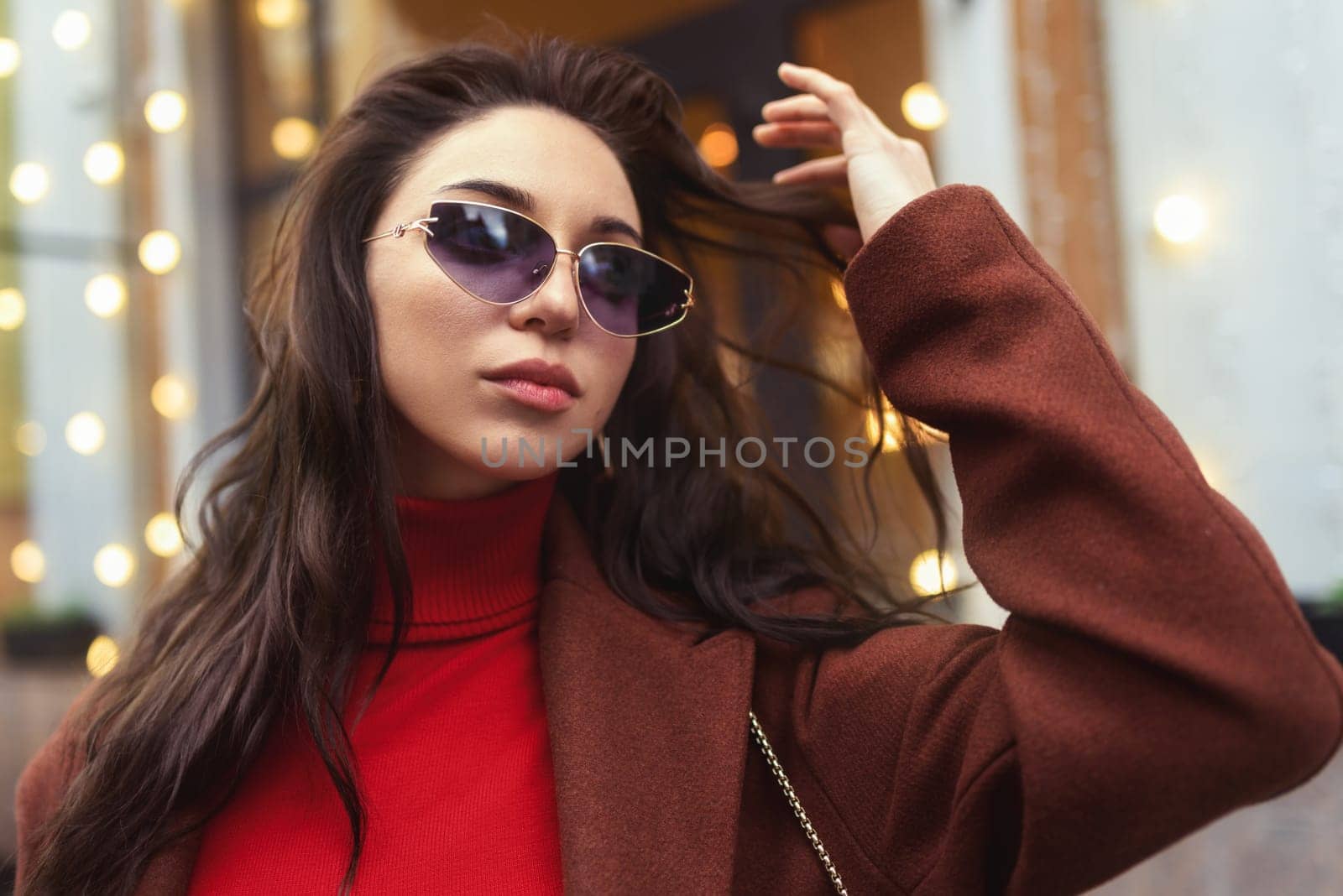 Portrait of a fashionable woman in sunglasses on the street.