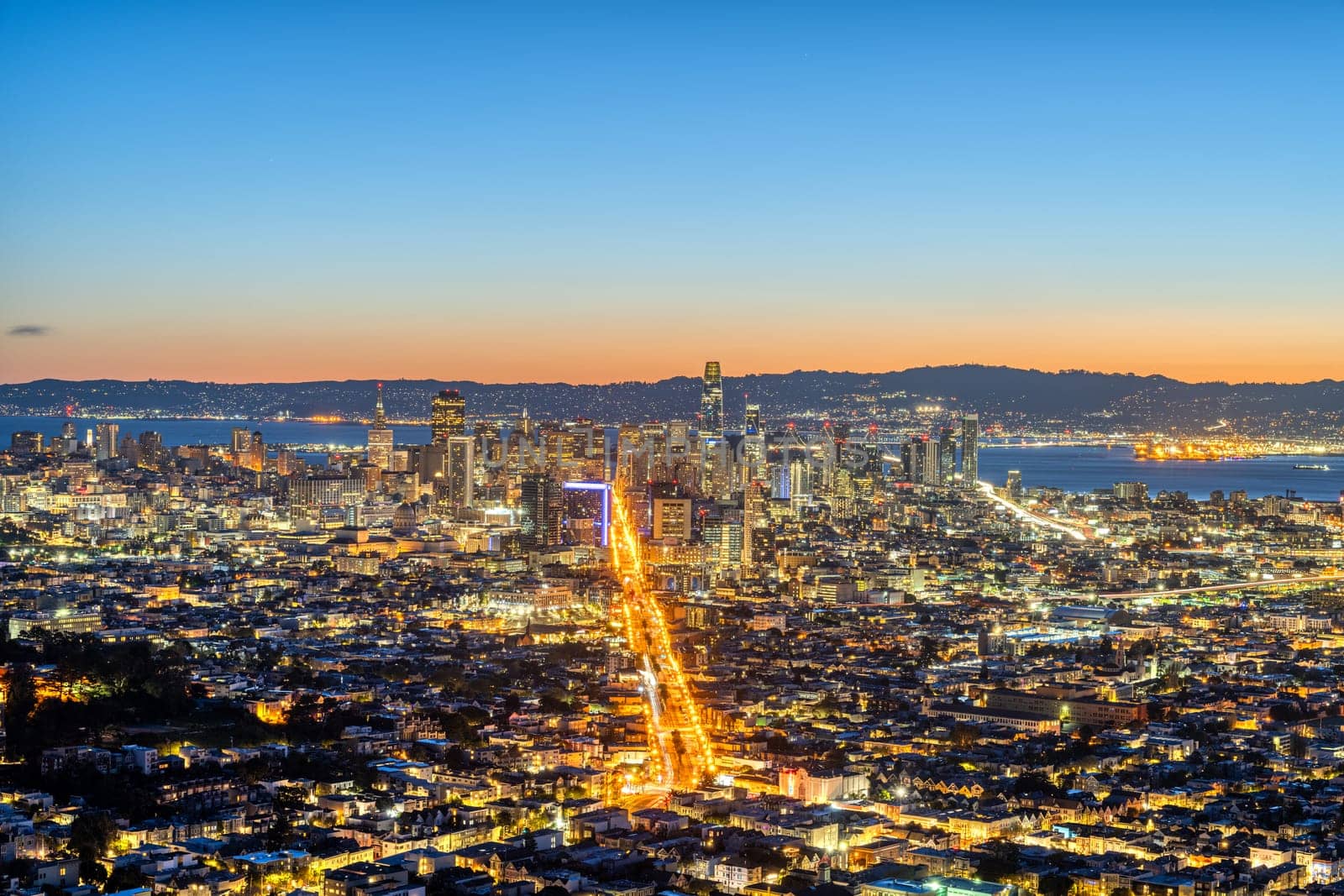 The skyline of San Francisco before sunrise by elxeneize