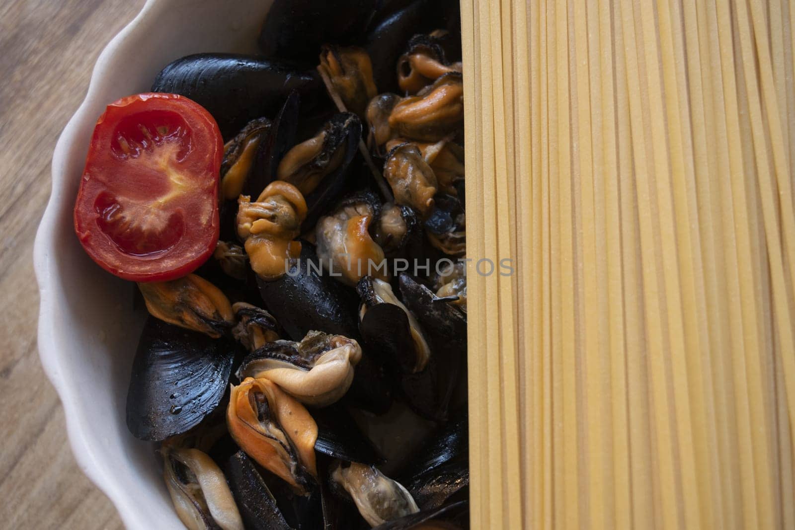 wholemeal spaghetti with tomato and mussels