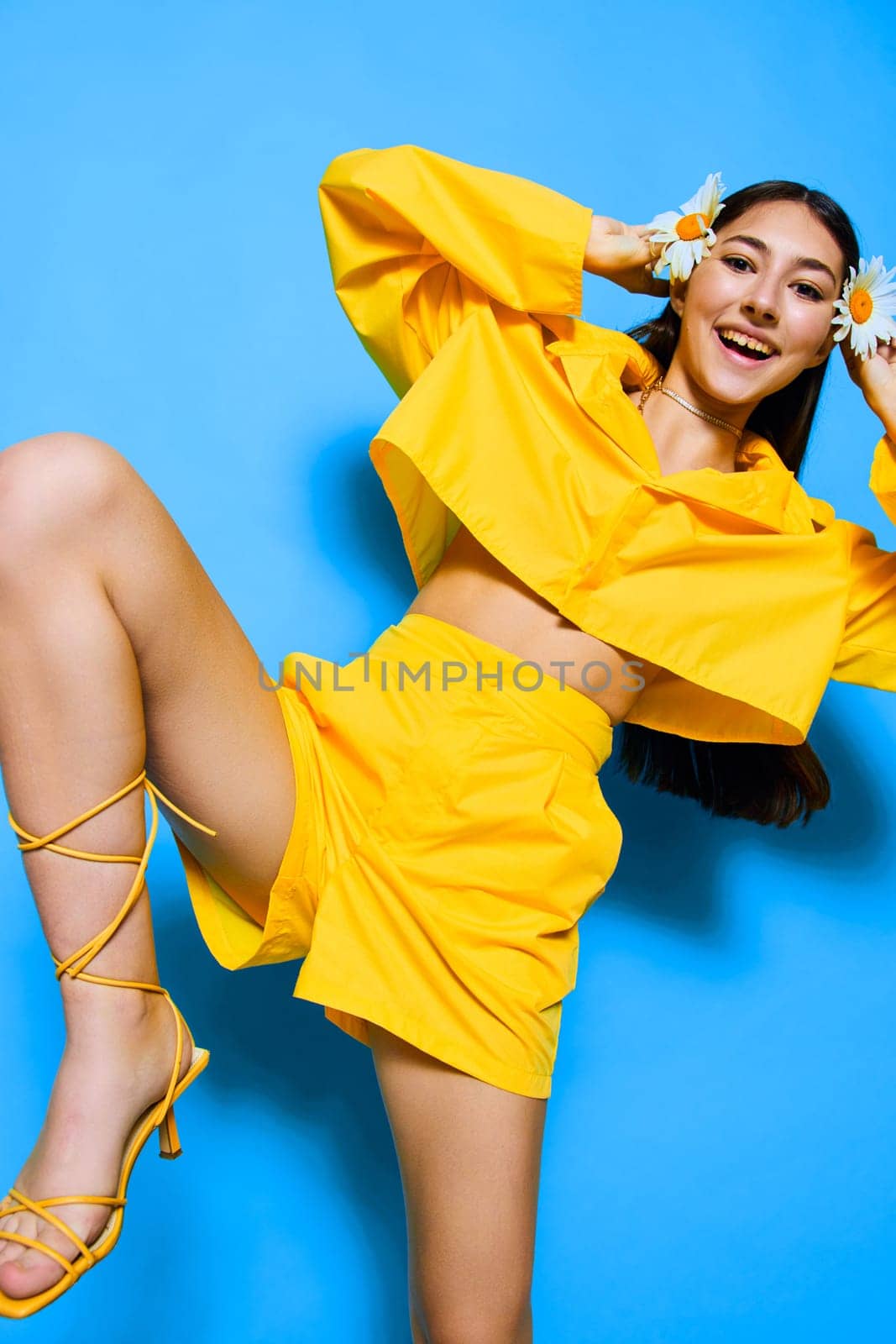woman emotion joy bouquet face chamomile fashion trend portrait young smile flower yellow cheerful happiness model caucasian blue female beautiful romantic