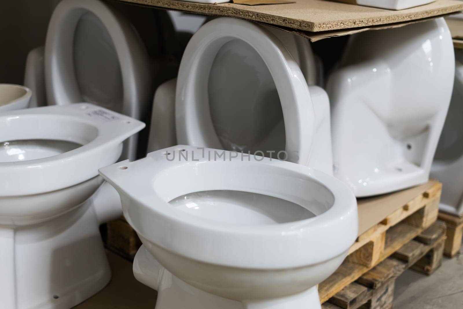 Showcase with toilets. Sale in the plumbing store of toilet bowls of different models. by Zelenin