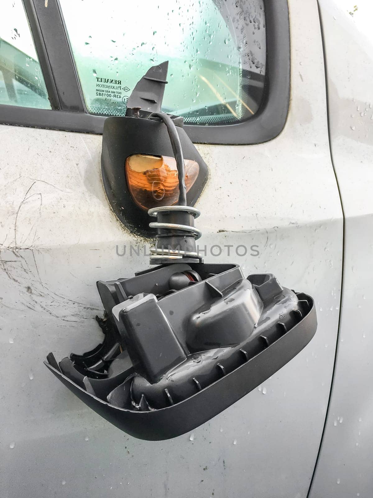Smashed wing mirror by germanopoli