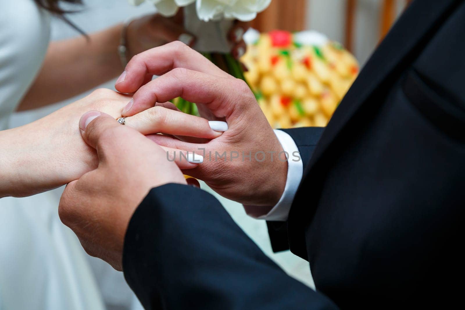 gold wedding rings in the hands of the newlyweds