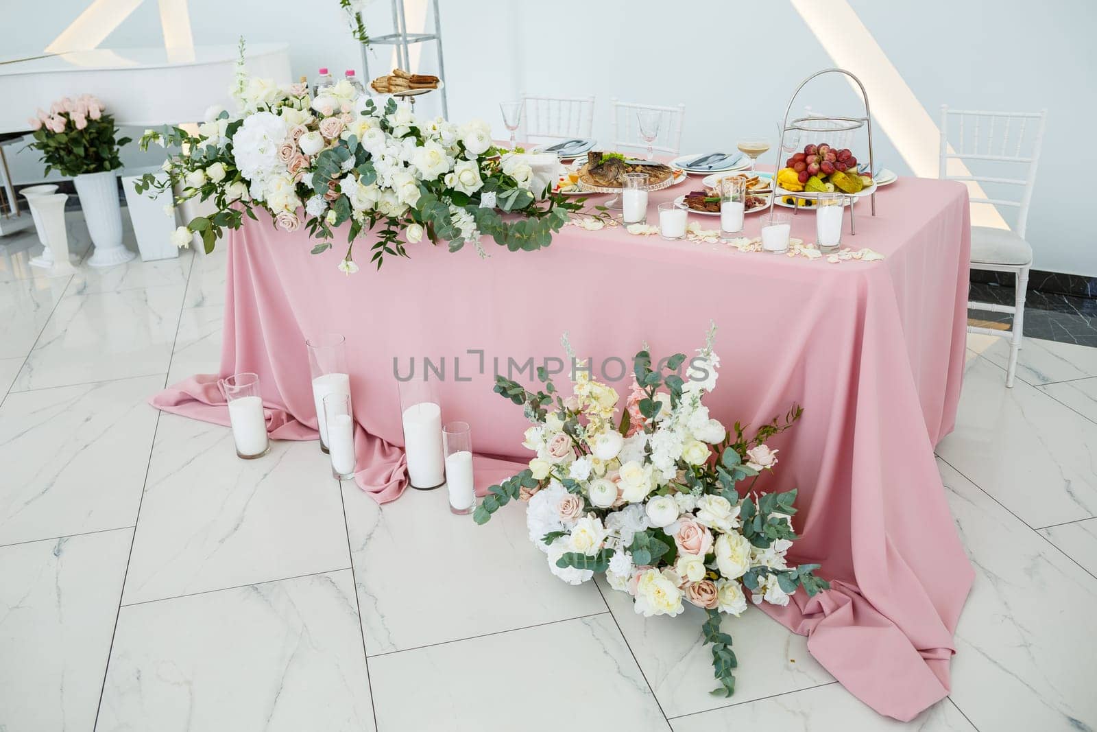Wedding table decor for newlyweds decorations with fresh flowers