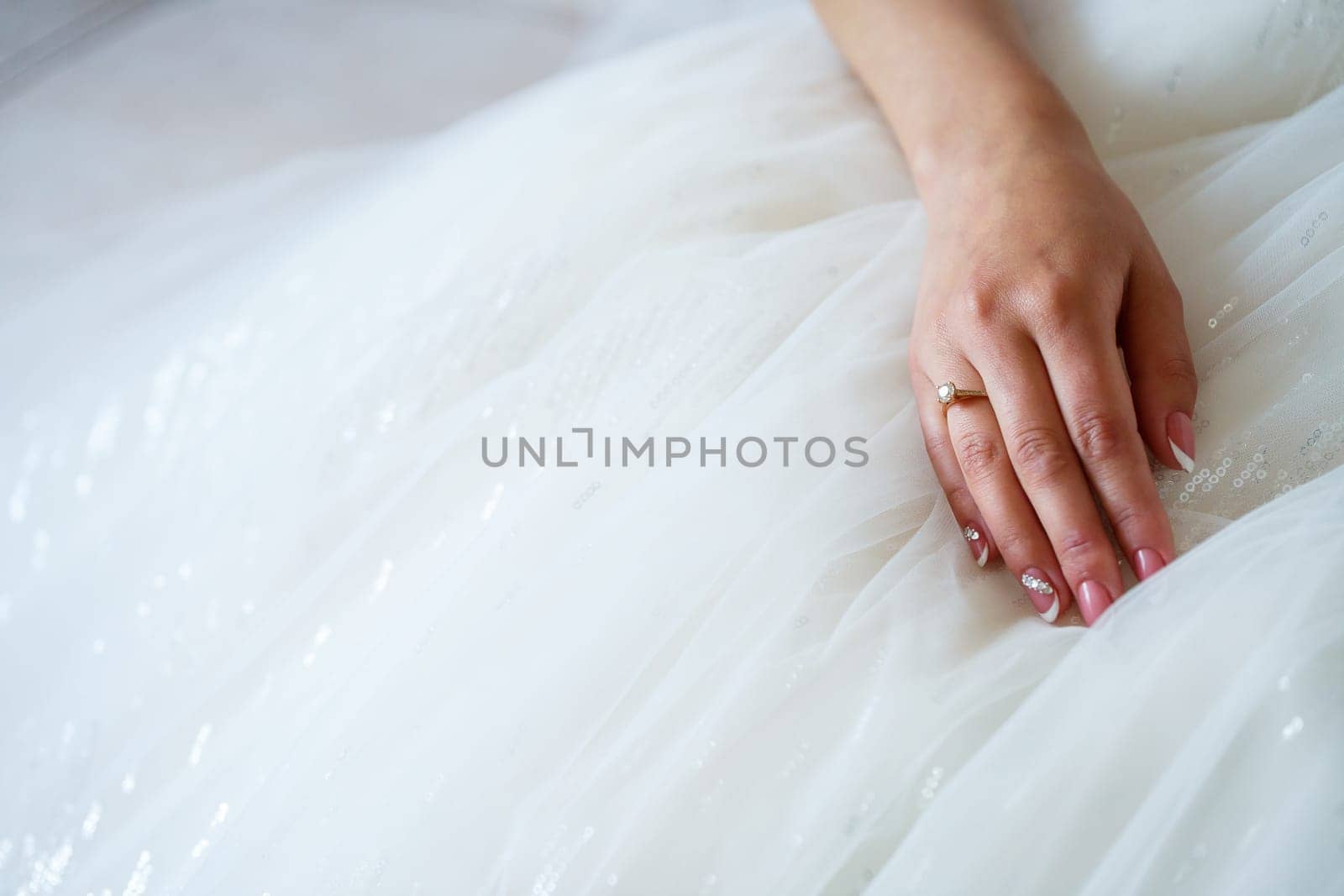 gold wedding rings in the hands of the newlyweds